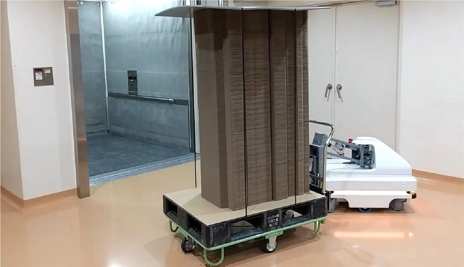 事例2:既存台車を活用したフロア間の資材搬送自動化ソリューション